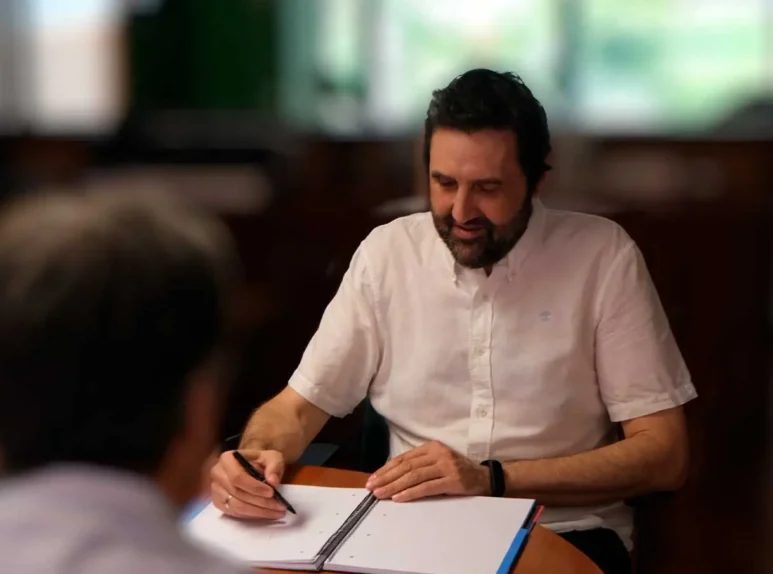 Iñigo Peralta tomando apuntes de lo que necesita el cliente