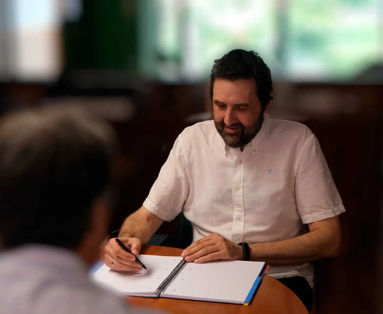 Iñigo Peralta tomando apuntes de lo que necesita el cliente
