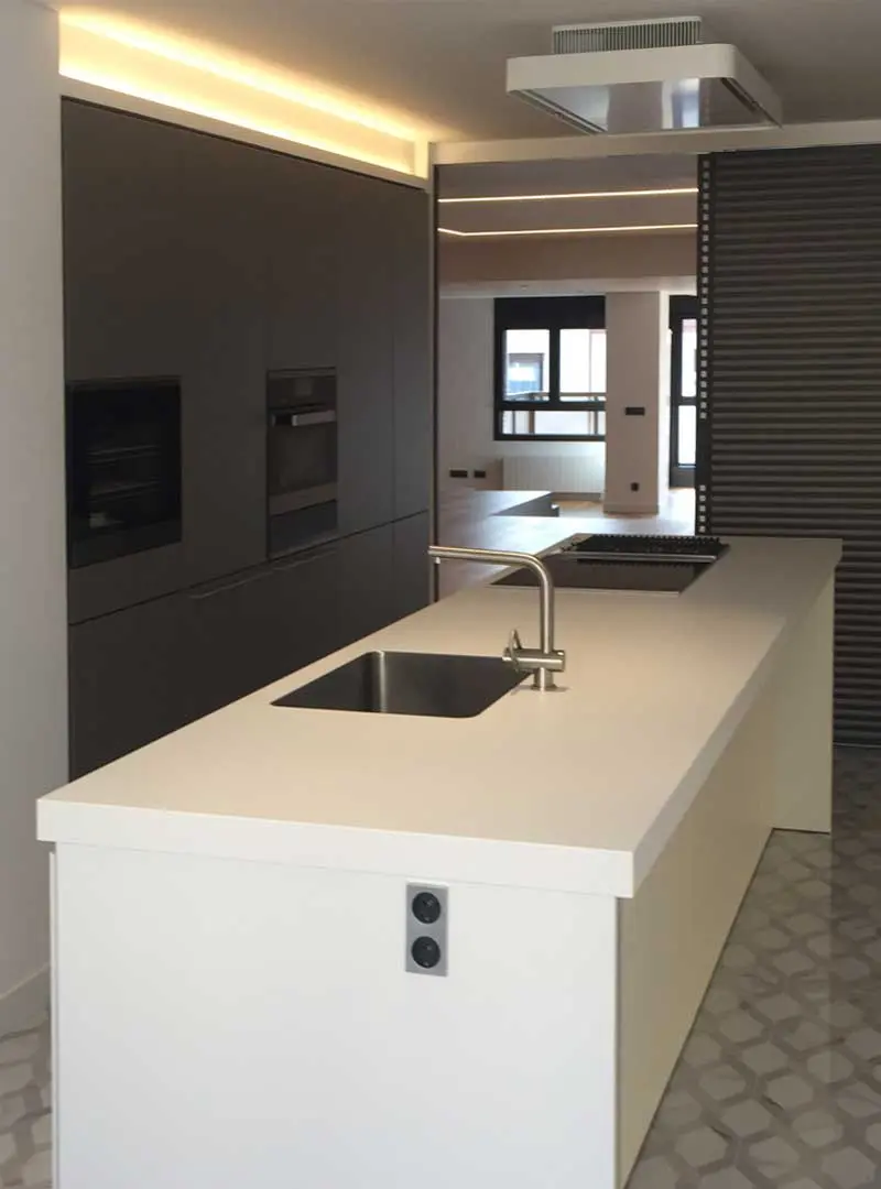 Cocina de piso en Pamplona rehabilitado por el arquitecto Iñigo Peralta Calvo