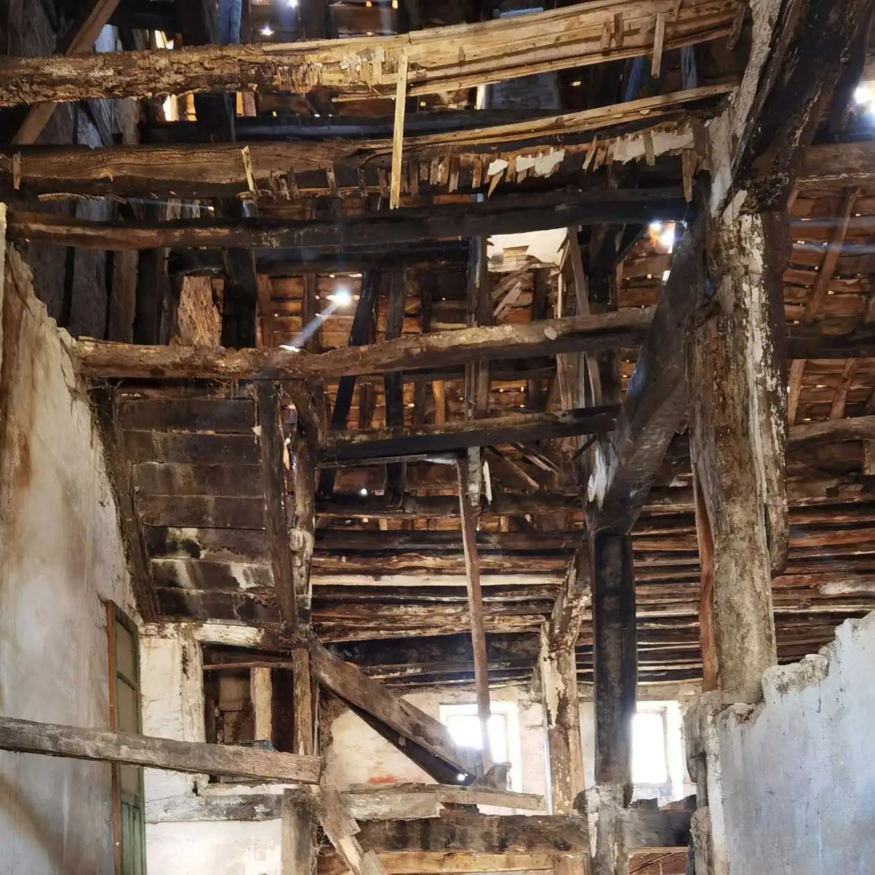 Derribo de tejado y plantasuperior en casa de Huarte Araquil