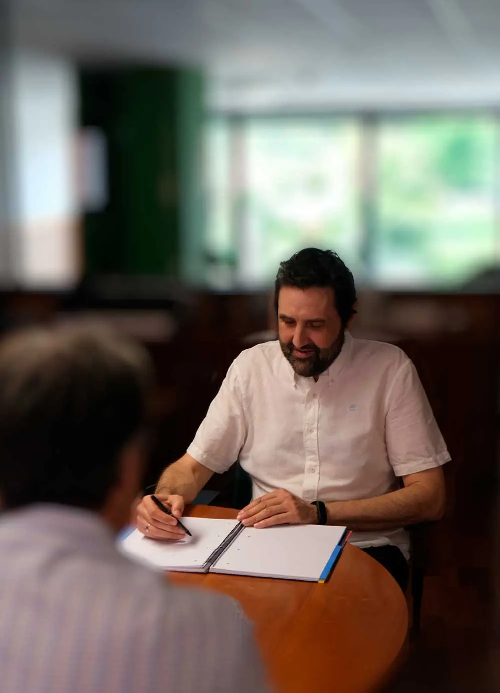 Iñigo Peralta tomando apuntes de lo que necesita el cliente
