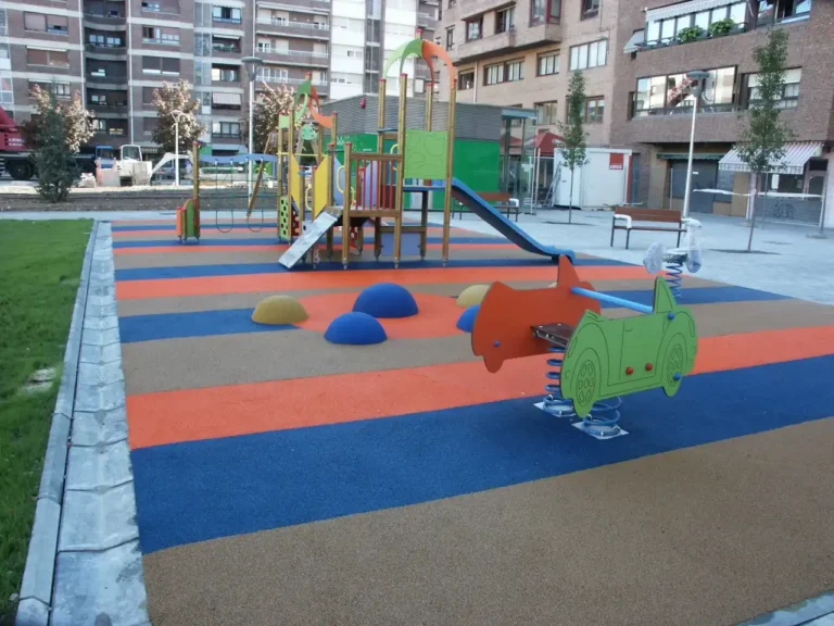 Estacionamiento subterráneo y urbanización superficial en Iñigo Arista Pamplona-Iruña